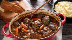 El secreto del bœuf bourguignon perfecto: cómo preparar una carne que se deshace en la boca