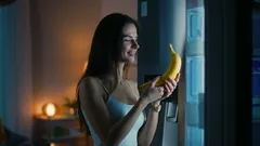 ¿Comer un plátano por la noche mejora el sueño? La verdad resulta ser más compleja