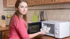 Estos cinco errores reducen a la mitad la vida útil de tu microondas