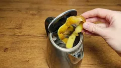 Cáscaras de patata en lugar de vinagre: formas sencillas de descalcificar el hervidor sin olores