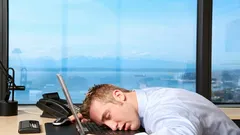 ¿Tienes sueño constantemente durante el día? Puede que no sea solo cansancio