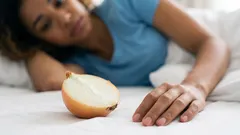 El mito en el que creen millones: por qué la gente pone cebolla en el dormitorio y por qué es peligroso