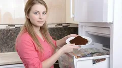 Abres el congelador... ¿y huele como un mercado? Aquí tienes un truco fácil, sin químicos