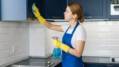 Cómo quitar la grasa de los armarios de cocina sin estropear los muebles