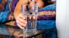 Un vaso de agua por la mañana: qué aporta realmente al organismo